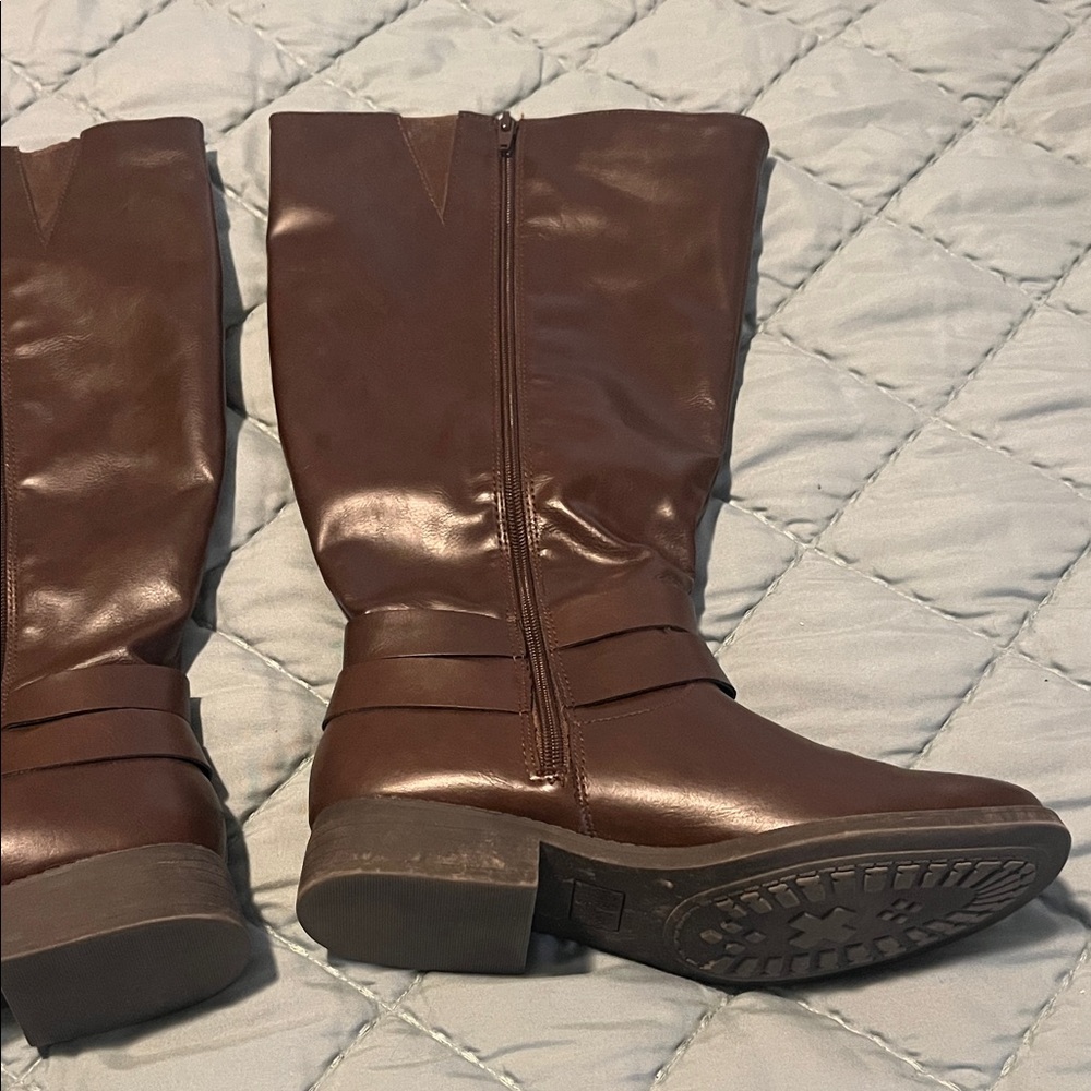 Elegant Brown Heeled Boots - Picture 4 of 11